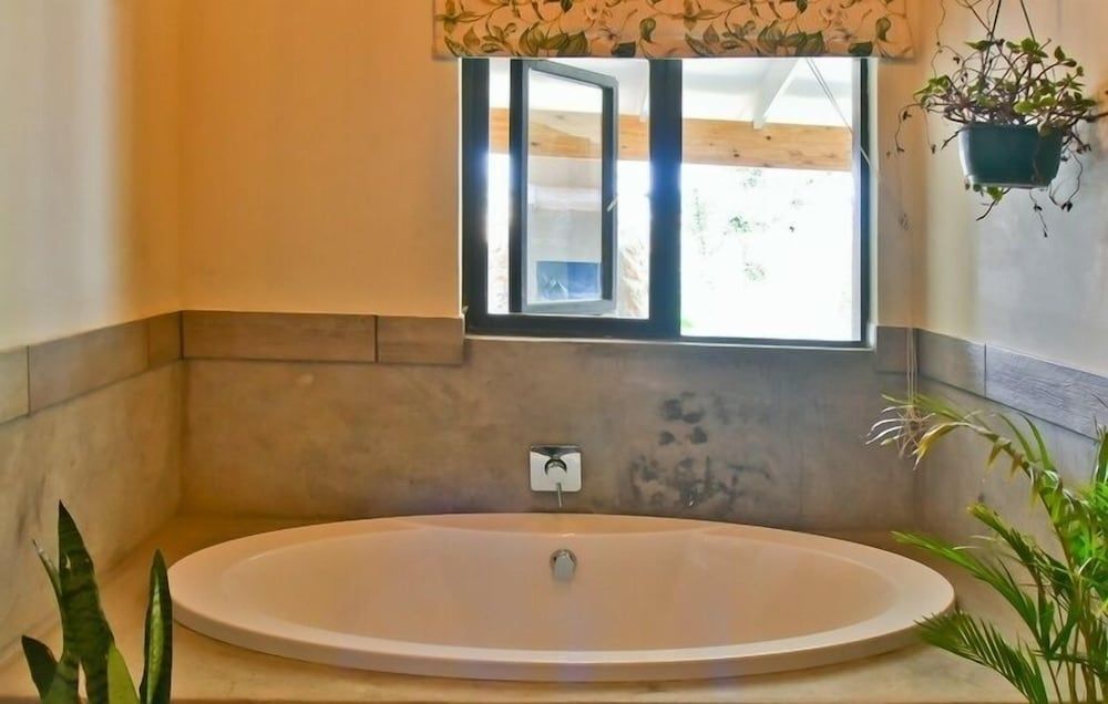 Veranda House Luxury Suite, 1 Bedroom, Kitchenette, Garden View (Dill) 7