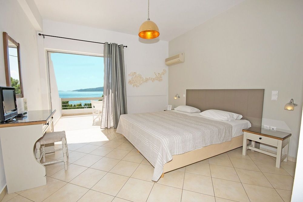 Basic Studio, Sea View