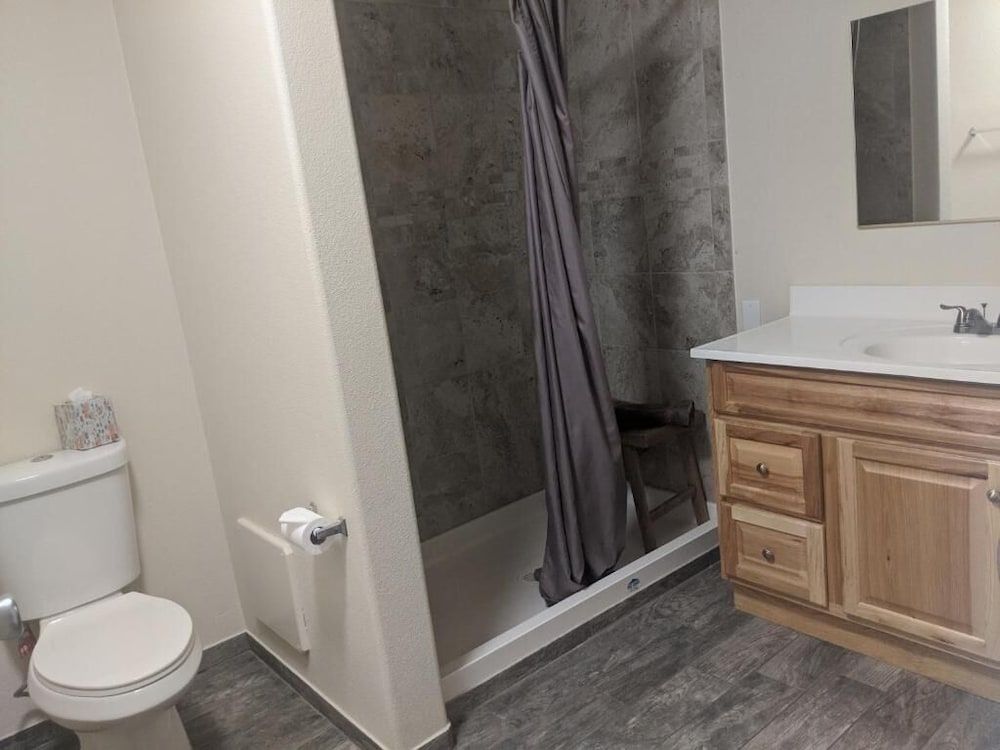 Little Daisy Motel Family Room 3