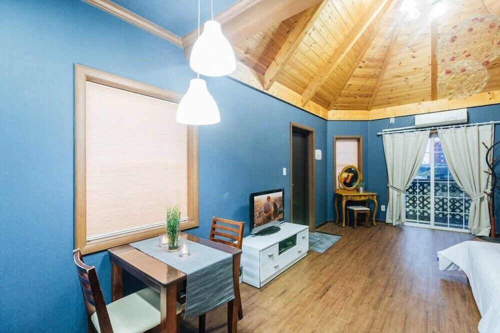 Indigo Pension Room (Romantic Blue) 8
