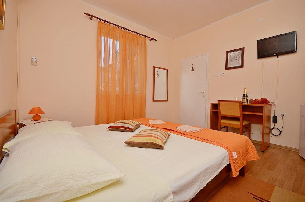 Apartment and Room Ivica Room (S1) 2