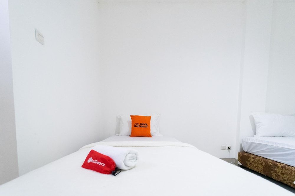 KoolKost near Ragunan Zoo Twin Room 11