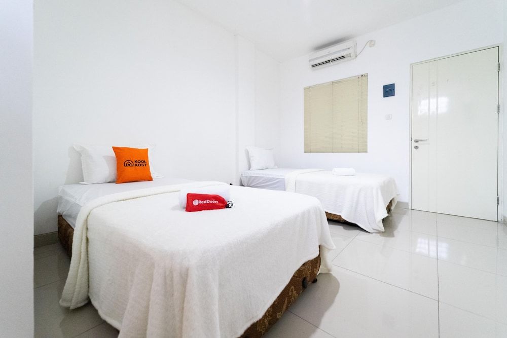 KoolKost near Ragunan Zoo Twin Room 9