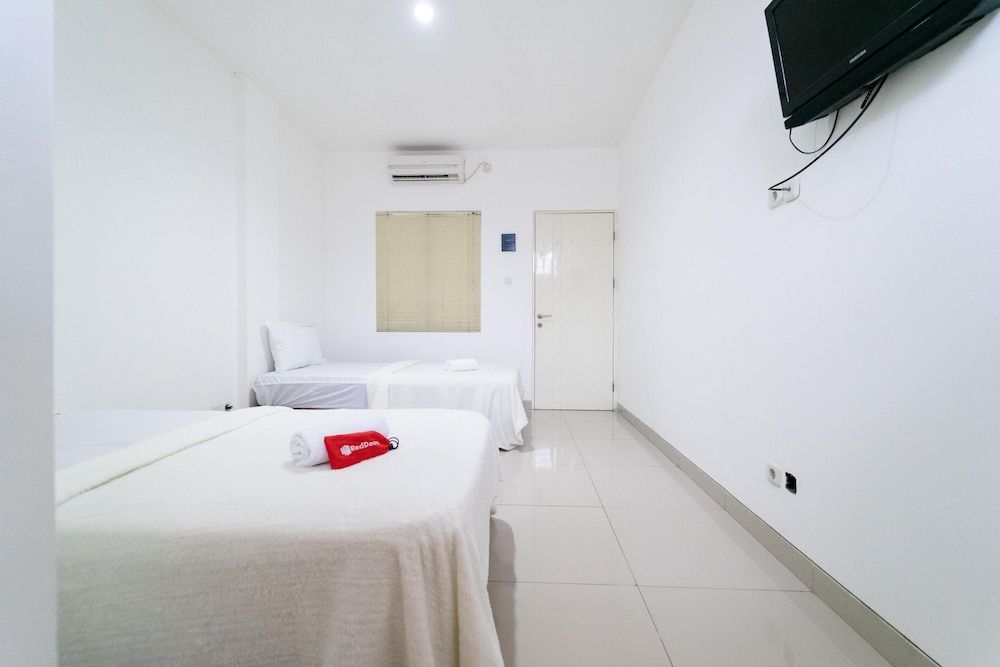 KoolKost near Ragunan Zoo Twin Room 8