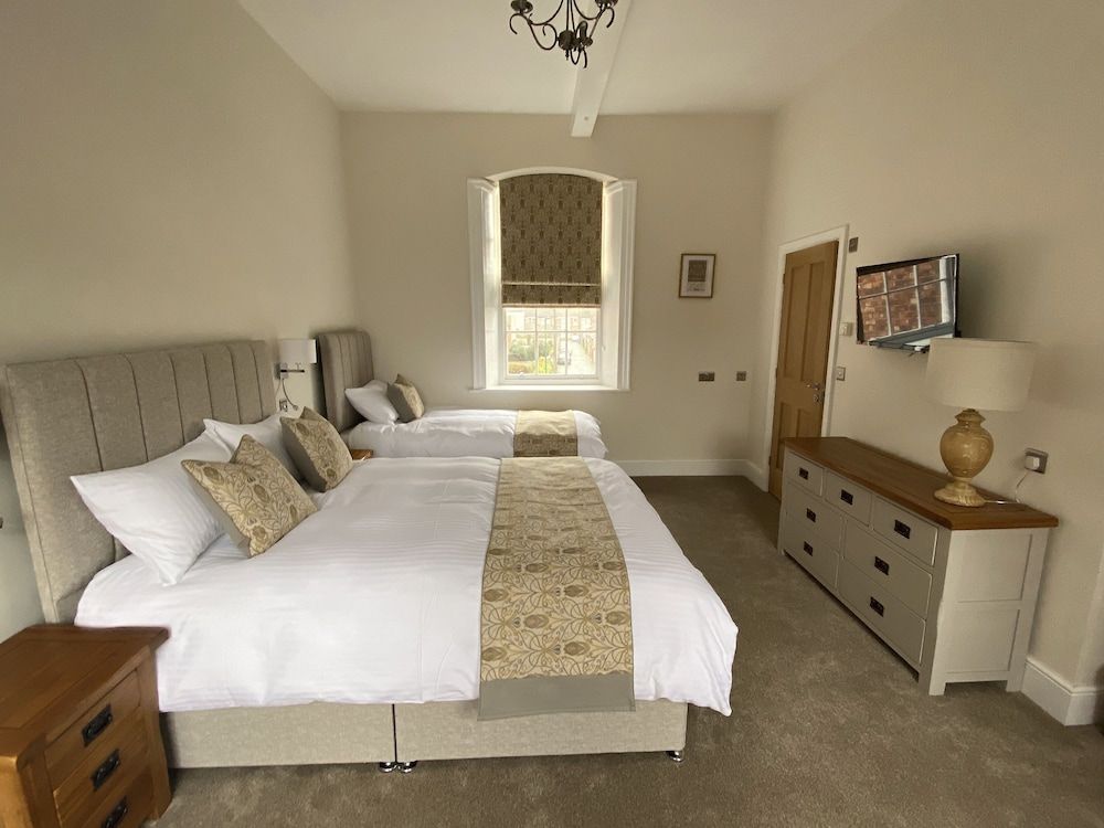 Red Barns Bed & Breakfast Superior Triple Room, Ensuite 2