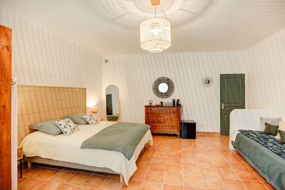 Comfort Triple Room, Ensuite, Courtyard View (Chambre de la Cour)