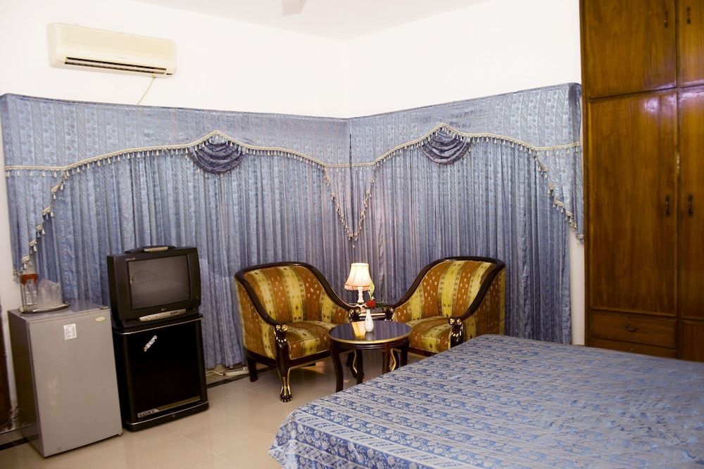 undefined Aristocrat Inn 5