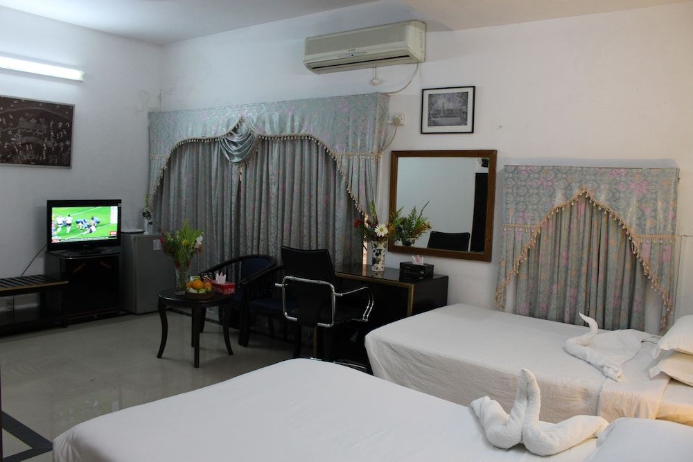 undefined Aristocrat Inn 8