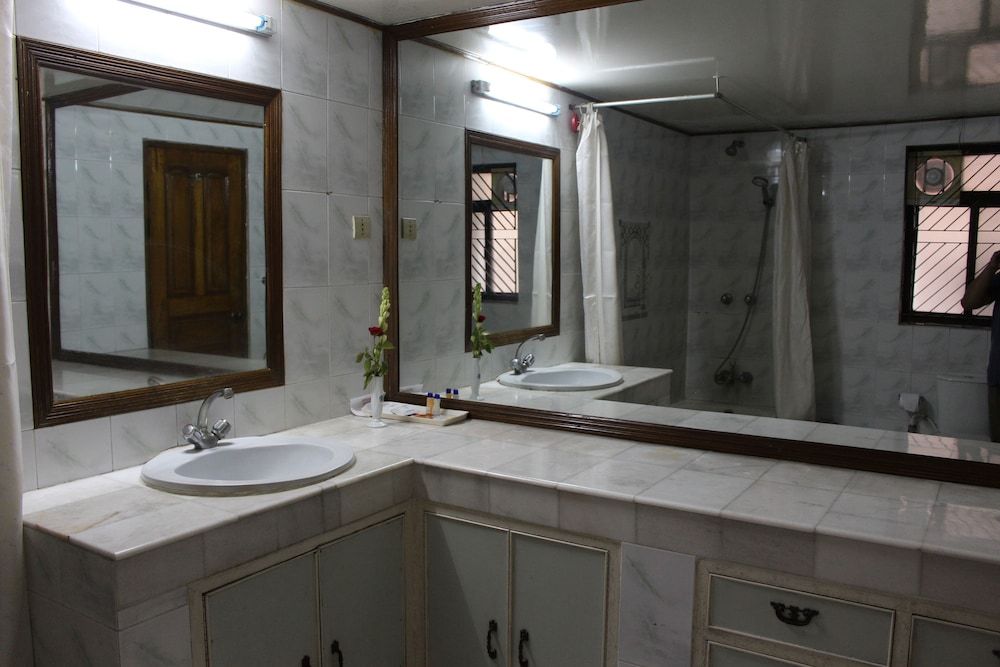 undefined Aristocrat Inn 5