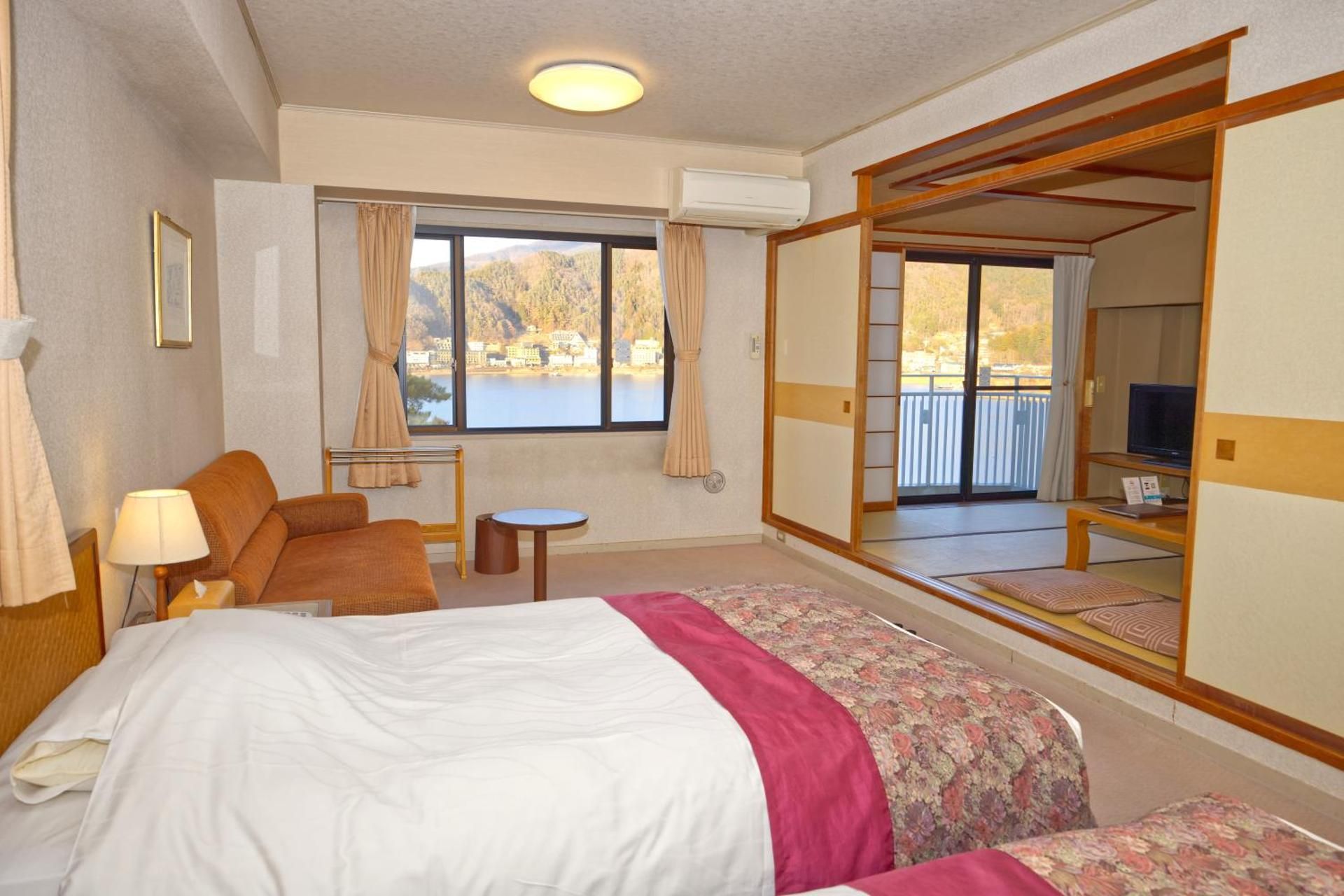 Superior Lake View Japanese-Western Style Room with Tatami and Bathtub - East Building