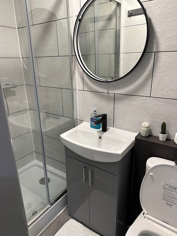 undefined Charming Studio Apartment in London 10