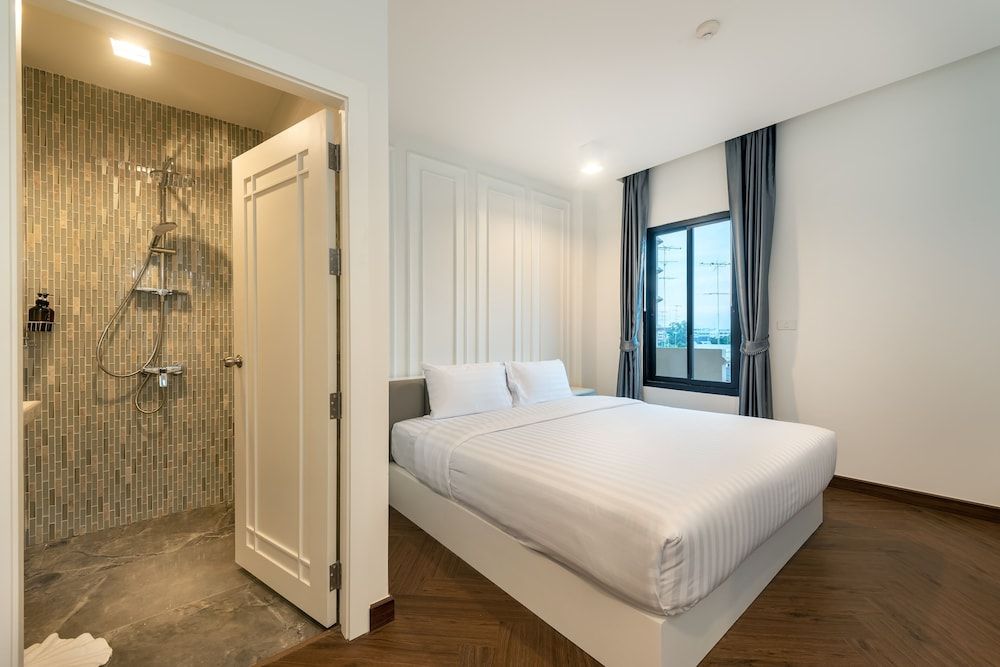 Nine River Hotel Deluxe Room (King) 3