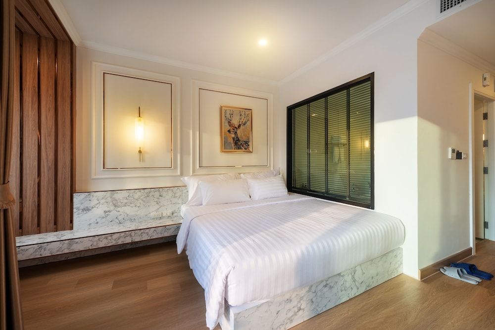 Nine River Hotel Deluxe King with Bathtub 2