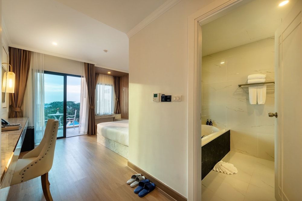 Nine River Hotel Deluxe King with Bathtub 5