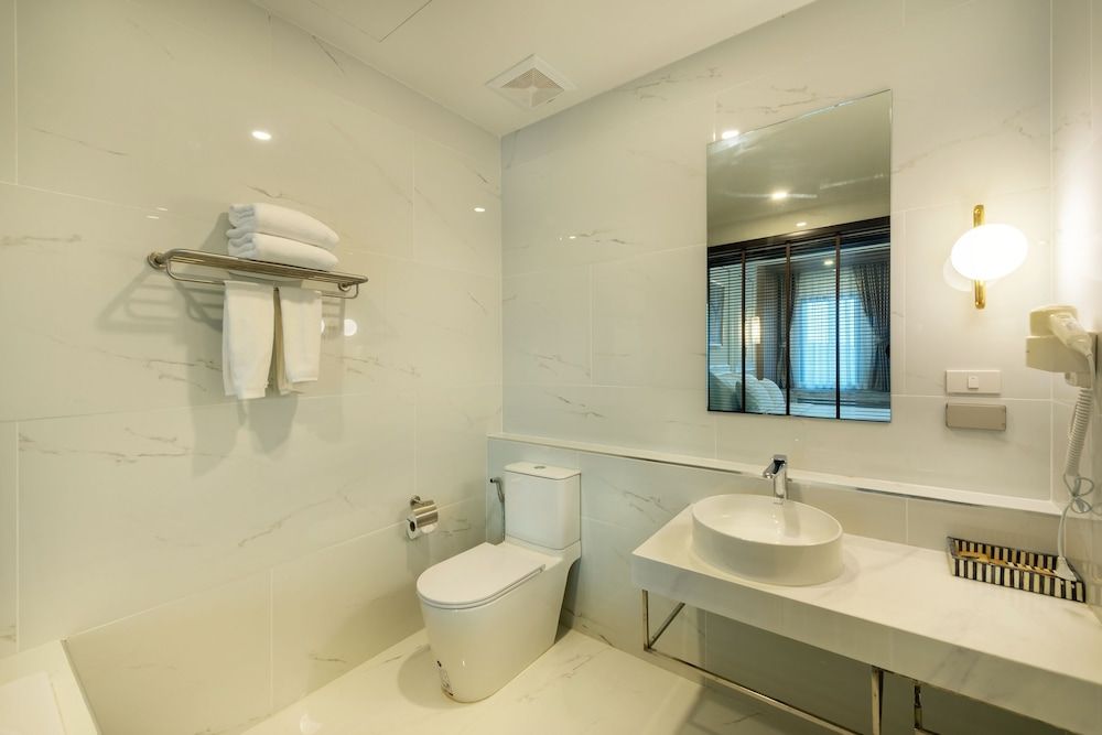 Nine River Hotel Deluxe King with Bathtub 7