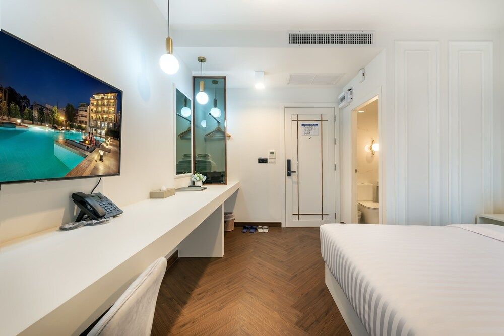Nine River Hotel Deluxe Room (King) 2
