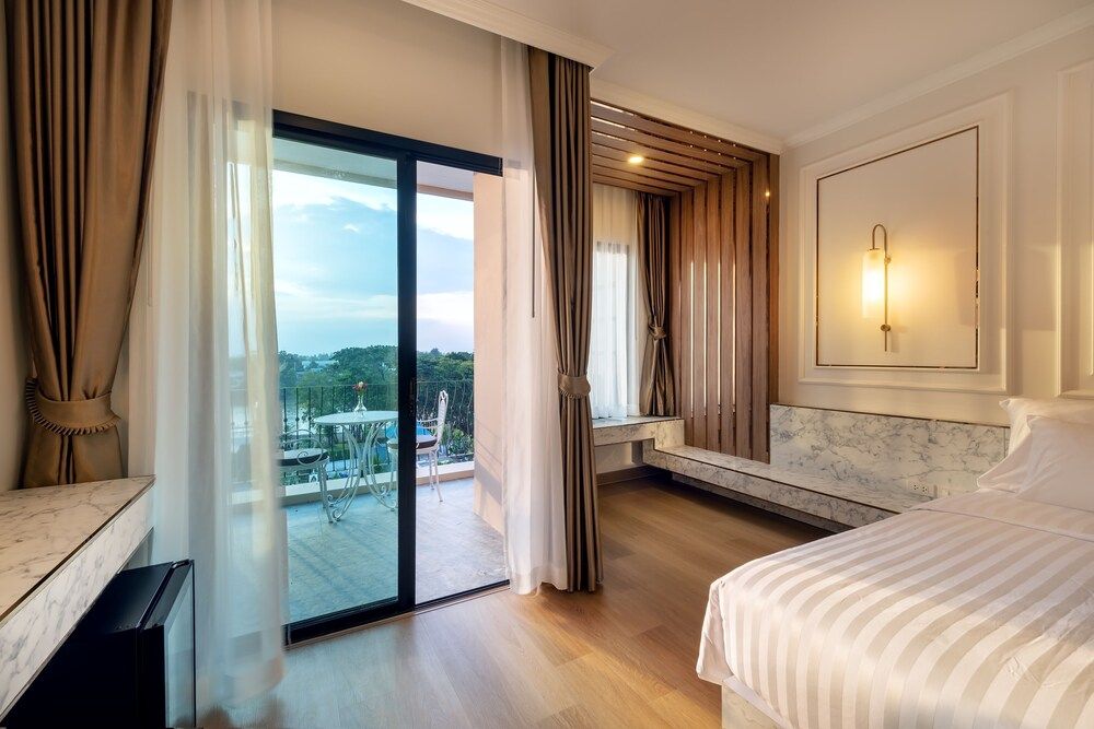 Nine River Hotel Deluxe King with Bathtub 6