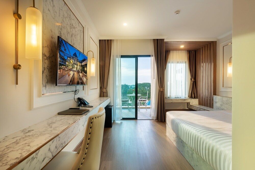 Nine River Hotel Deluxe King with Bathtub 4