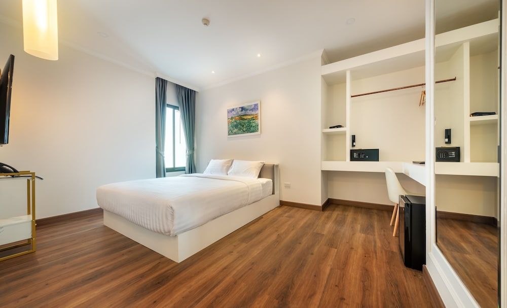 Nine River Hotel Deluxe Room (King) 4