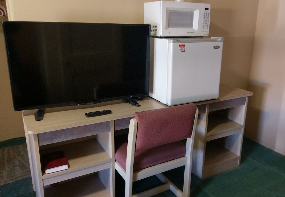 El Rey Motel Deluxe Room, 1 Queen Bed, Refrigerator & Microwave, Ground Floor 4