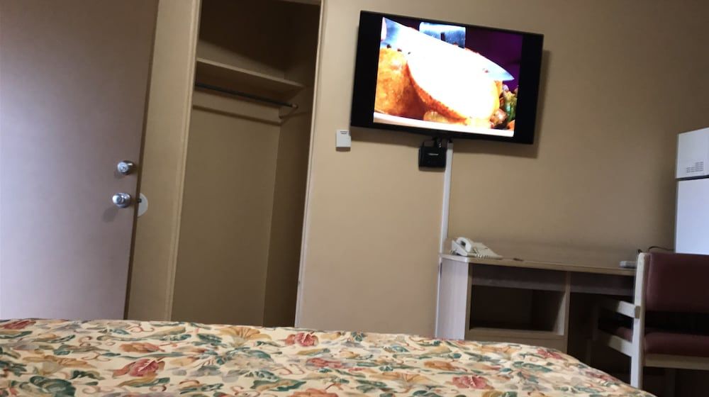 El Rey Motel Deluxe Room, 1 Queen Bed, Refrigerator & Microwave, Ground Floor 7