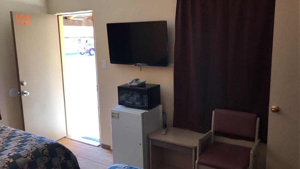 El Rey Motel Deluxe Room, 1 Queen Bed, Refrigerator & Microwave, Ground Floor 3