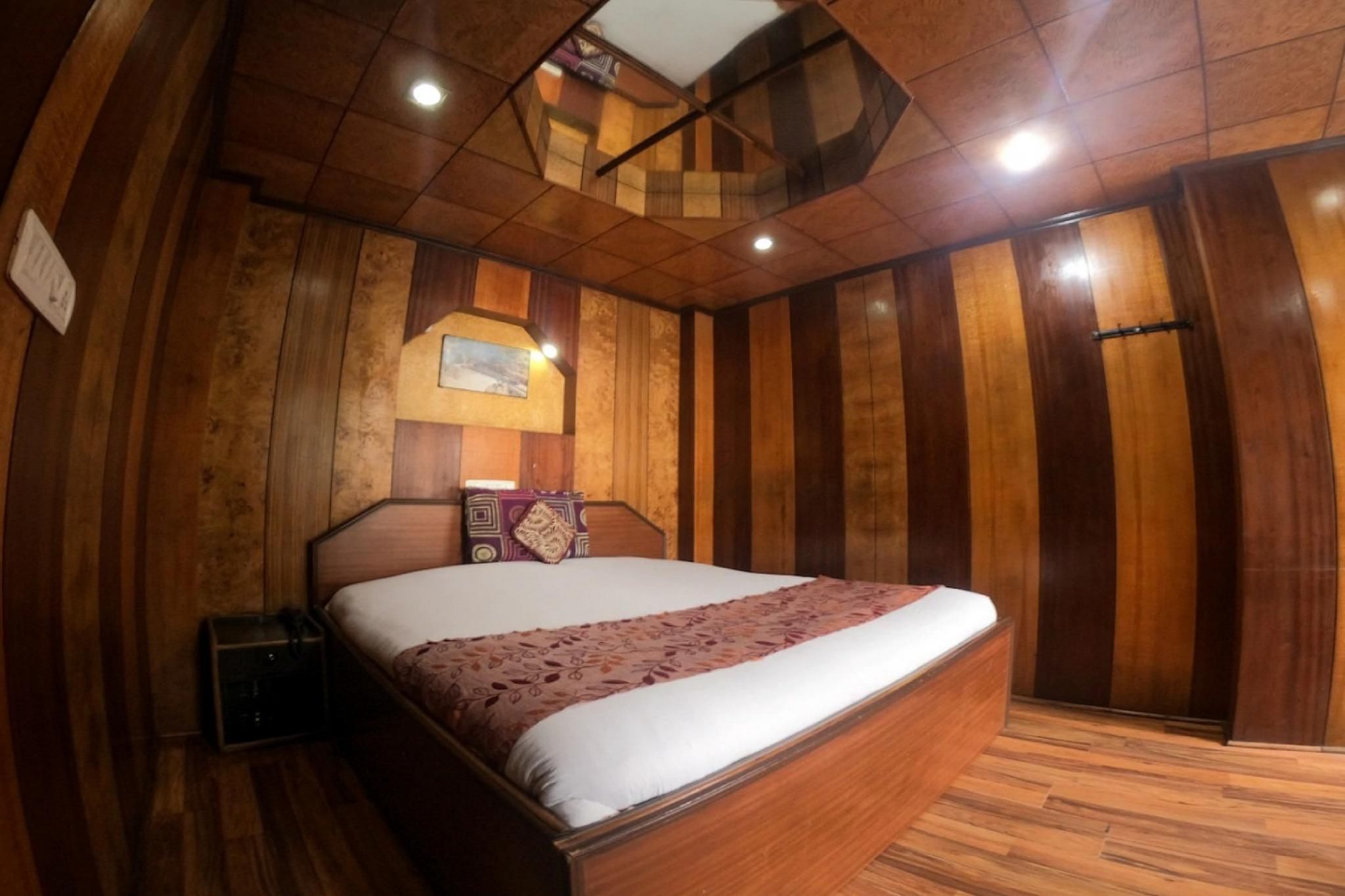 Goroomgo Broadway Annexe Darjeeling Deluxe Double Room 2 2