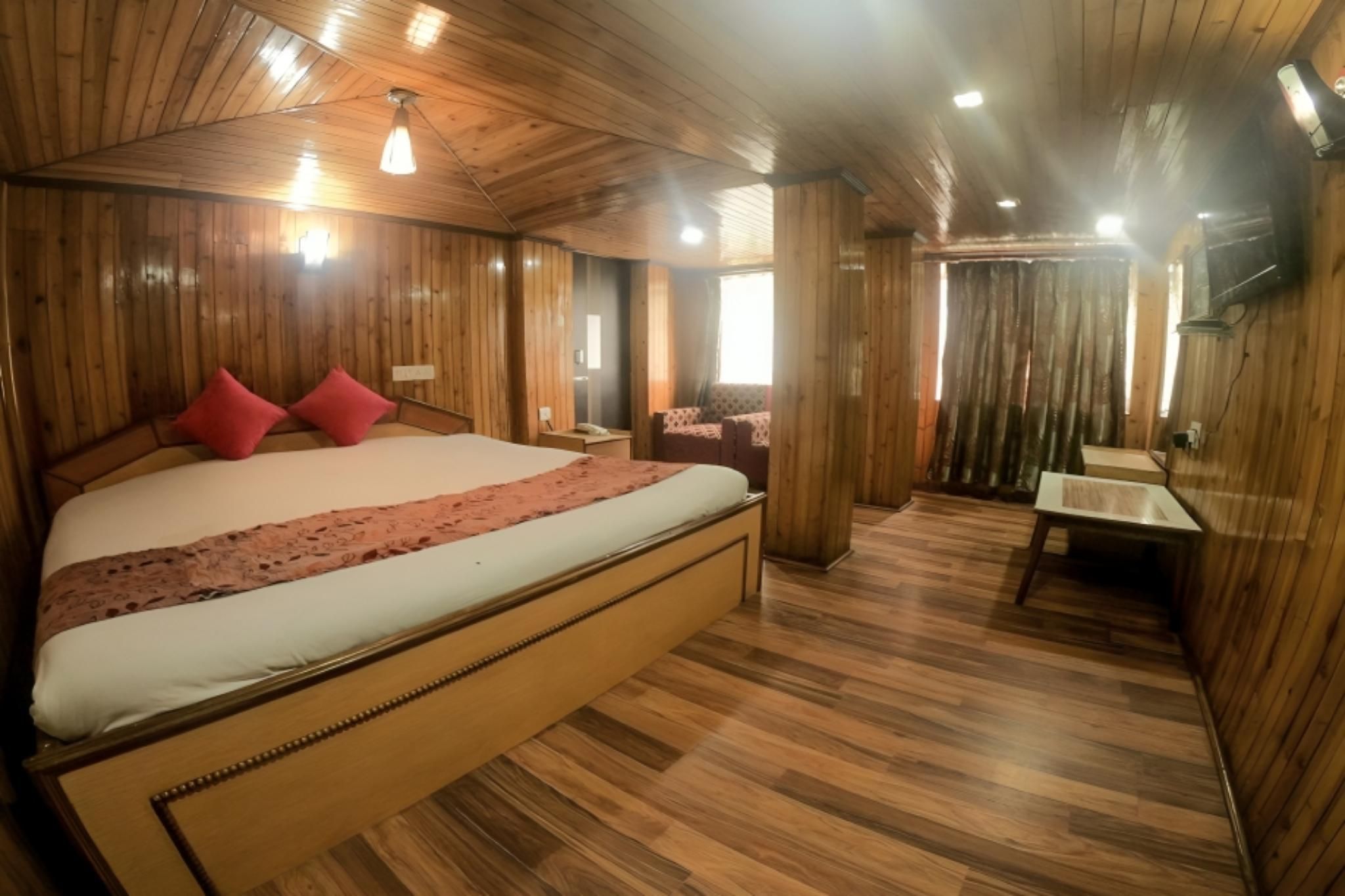 Goroomgo Broadway Annexe Darjeeling Deluxe Double Room 2 4