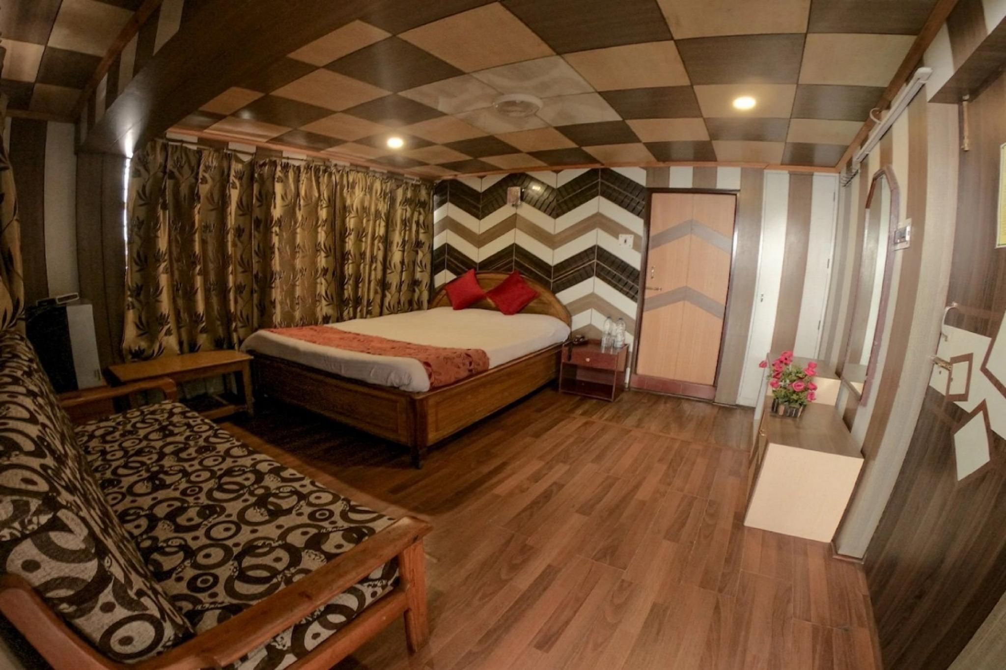 Goroomgo Broadway Annexe Darjeeling Deluxe Double Room 2