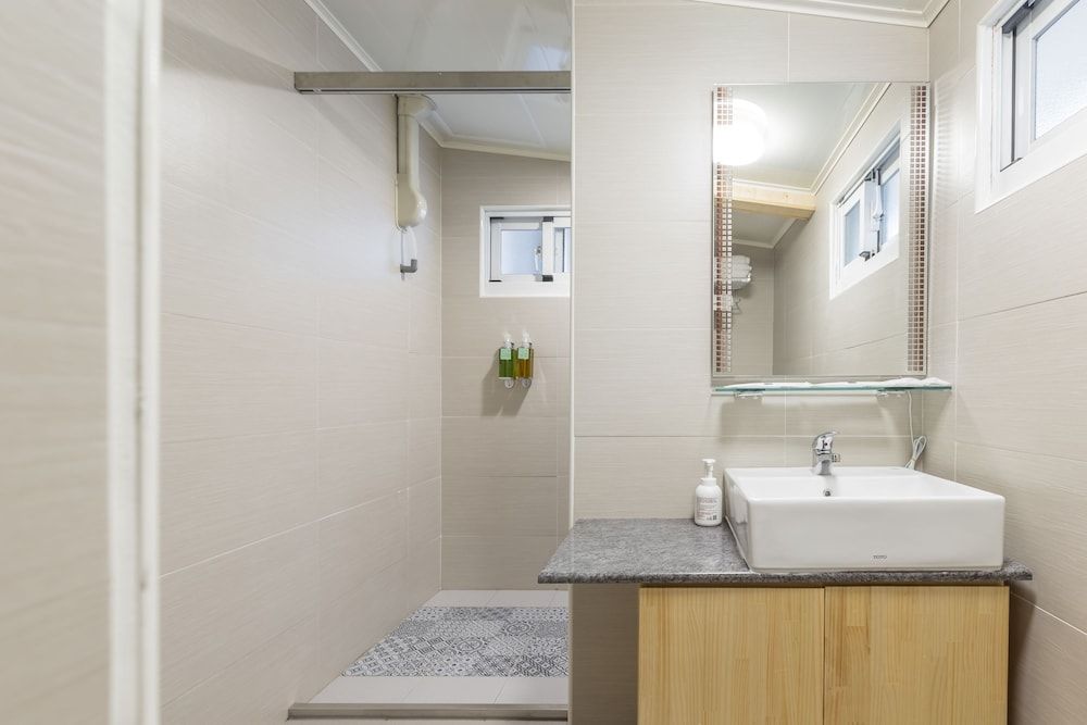 SeaRoad Gallery Quadruple Room, 2 Double Beds, Non Smoking 9