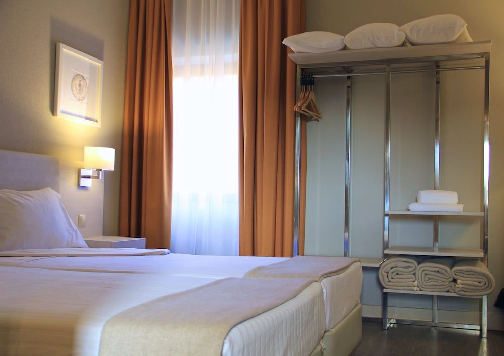 Hotel Dom Luis Triple Room 5