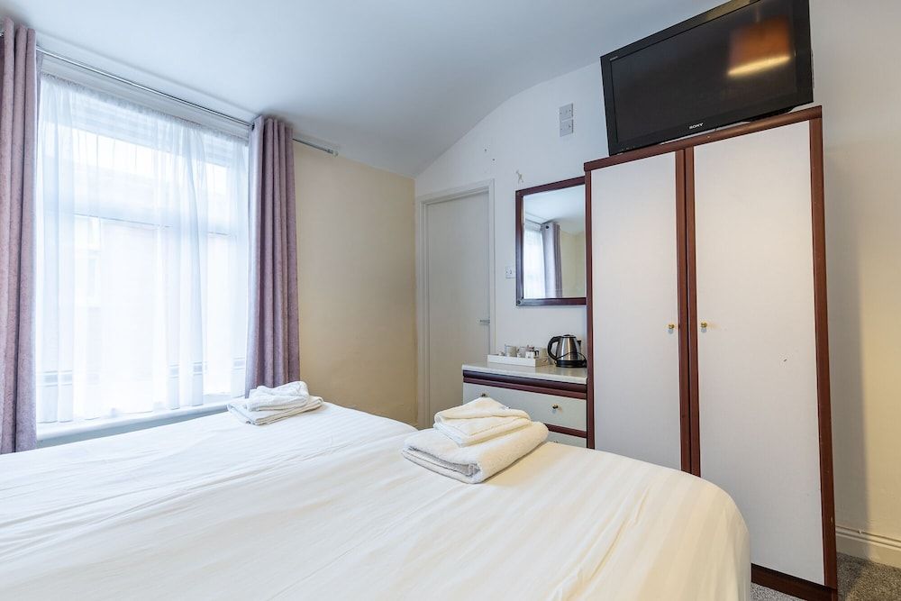 Pier Walk Hotel Suite, Ensuite 2