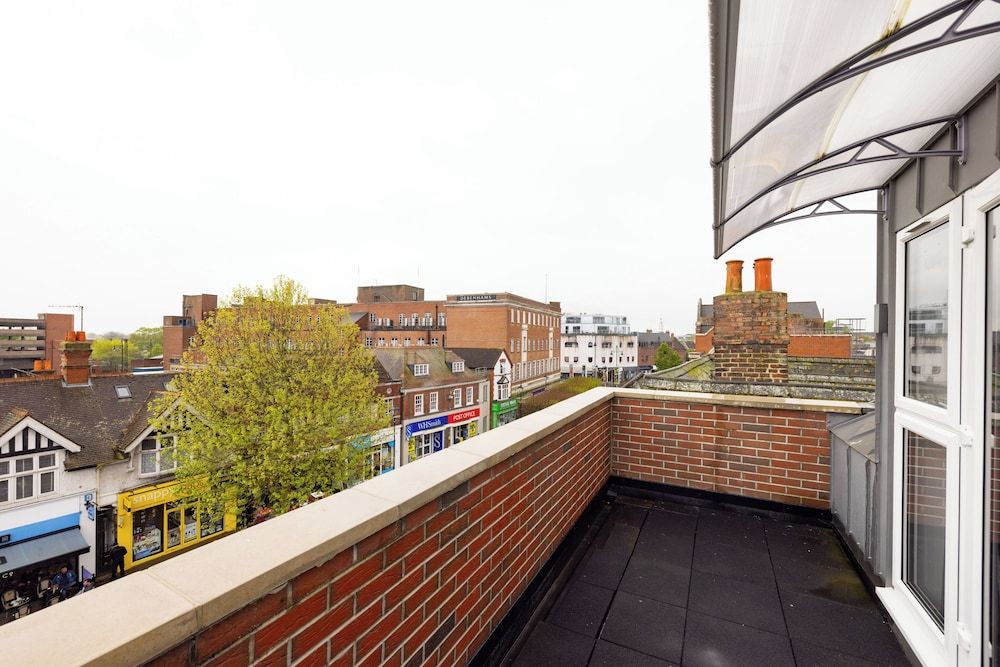Staines City Centre by Charles Hope One Bedroom Apartment - Balcony 4