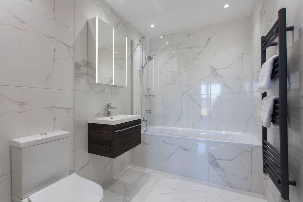 Staines City Centre by Charles Hope Two Bedroom Apartment - Balcony 5