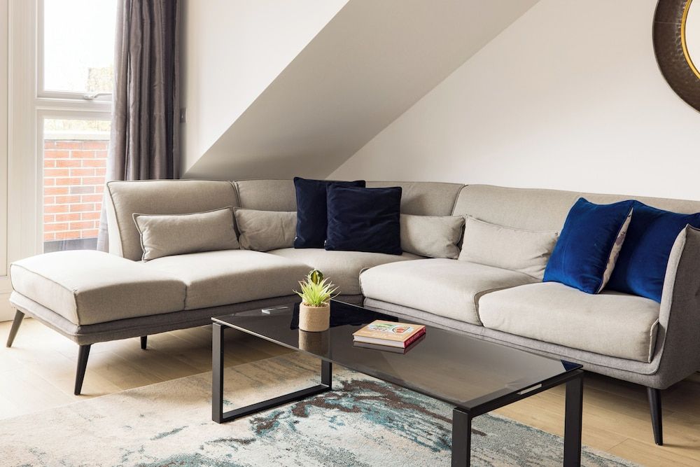 Staines City Centre by Charles Hope One Bedroom Apartment - Balcony 6