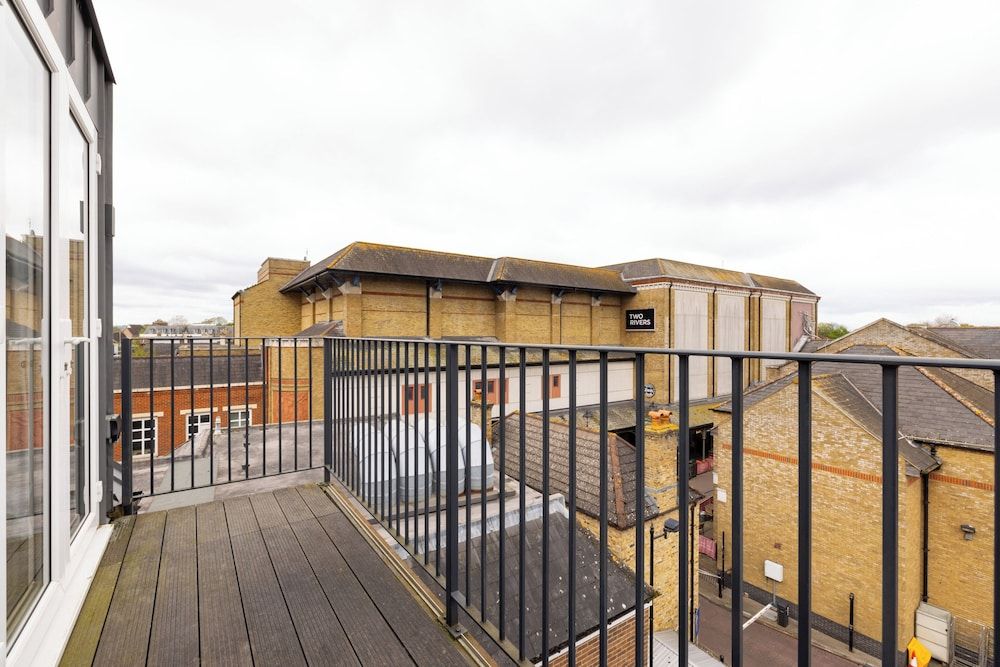 Staines City Centre by Charles Hope Two Bedroom Apartment - Balcony 4