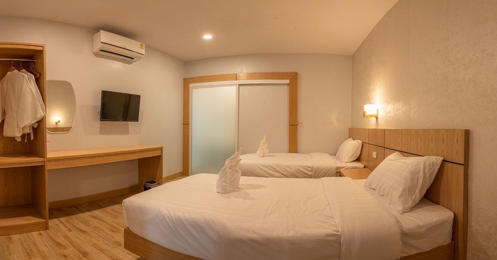 Luxe Villa Family Room, 2 Bedrooms, Non Smoking, Poolside 2