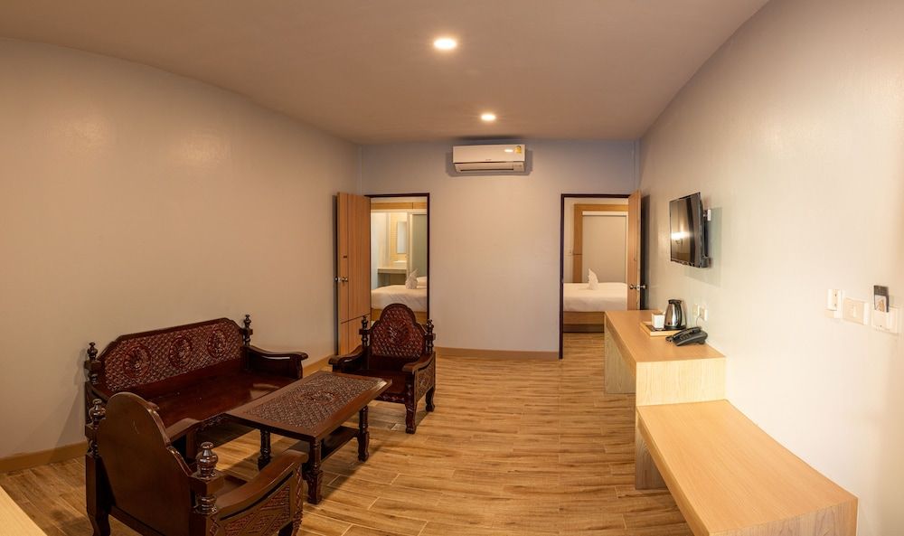 Luxe Villa Family Room, 2 Bedrooms, Non Smoking, Poolside 3