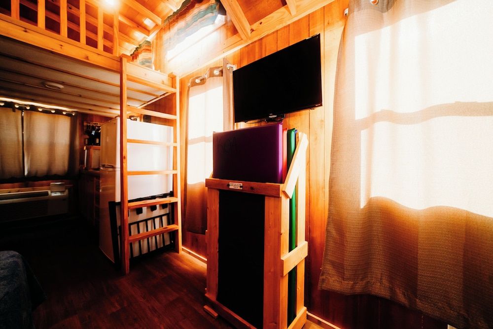 La Junta Colorado Cabins Rocky Mountain Park Model - Green 6