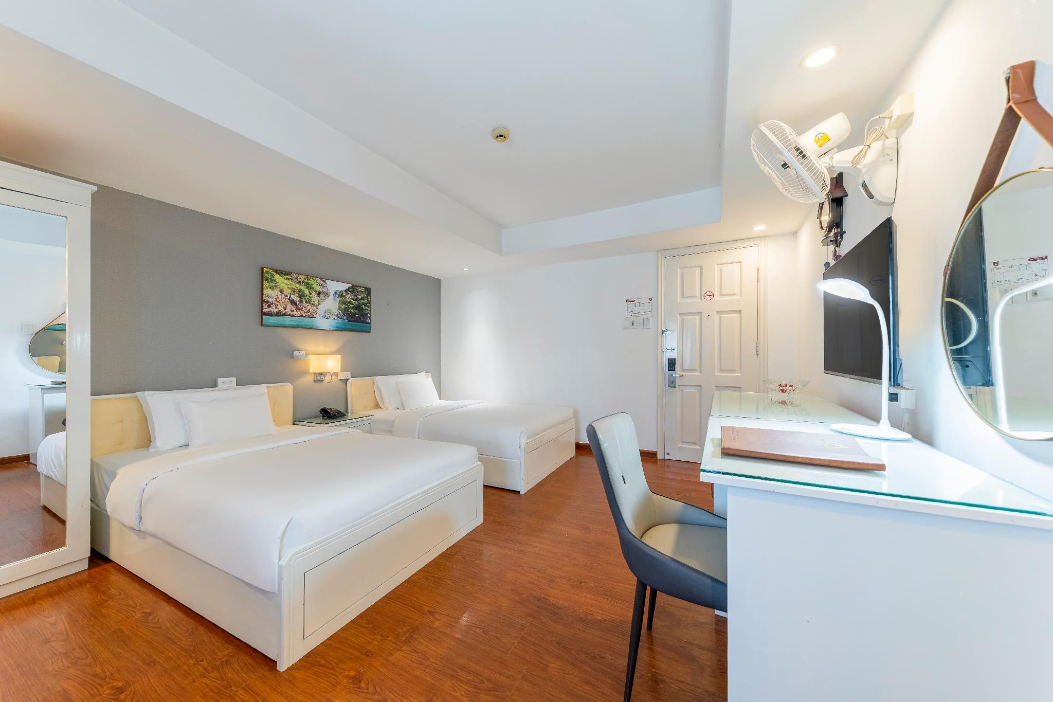 undefined A25 Hotel - 137 Nguyen Du DN 6