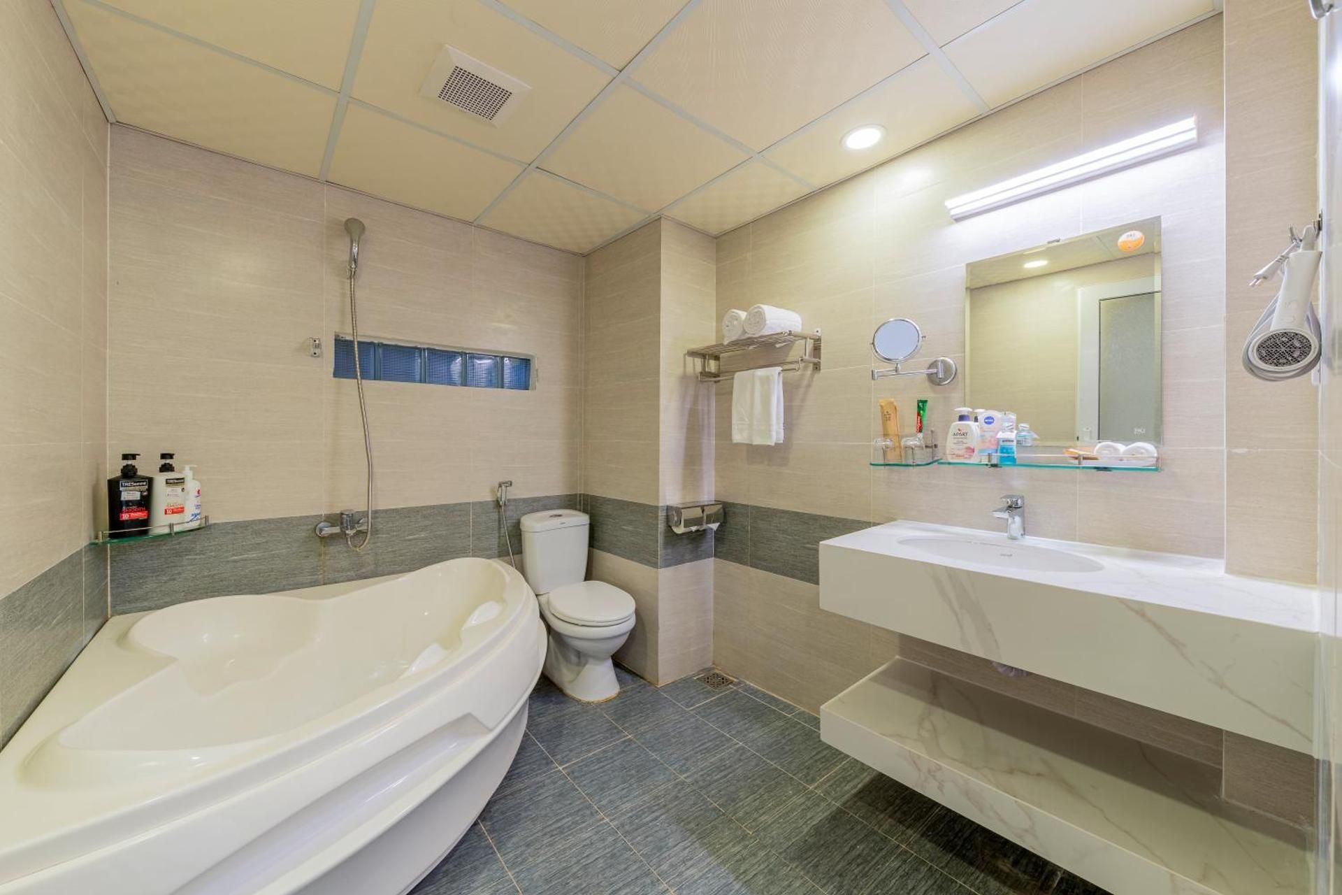 undefined A25 Hotel - 137 Nguyen Du DN 4