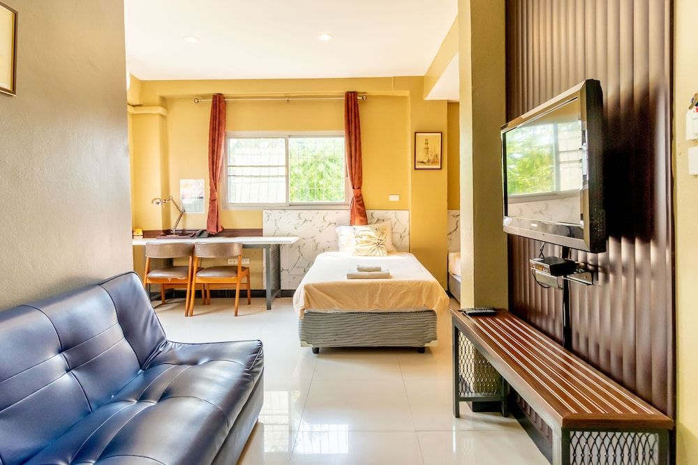 The Palm Hotel Deluxe Room 4