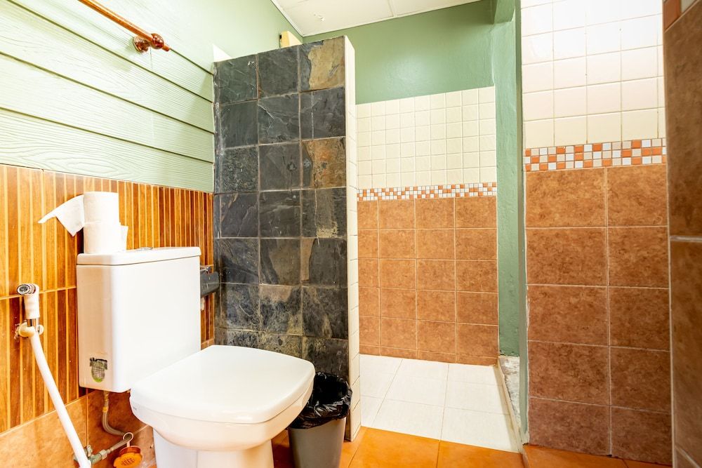 The Palm Hotel Deluxe Room 6