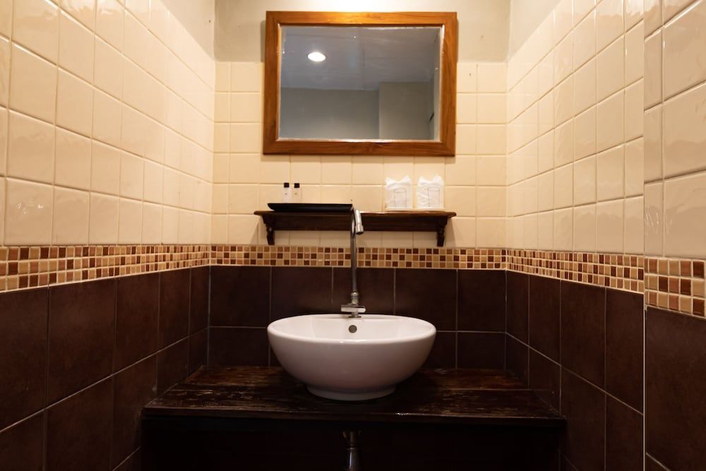 The Palm Hotel Deluxe Room 8