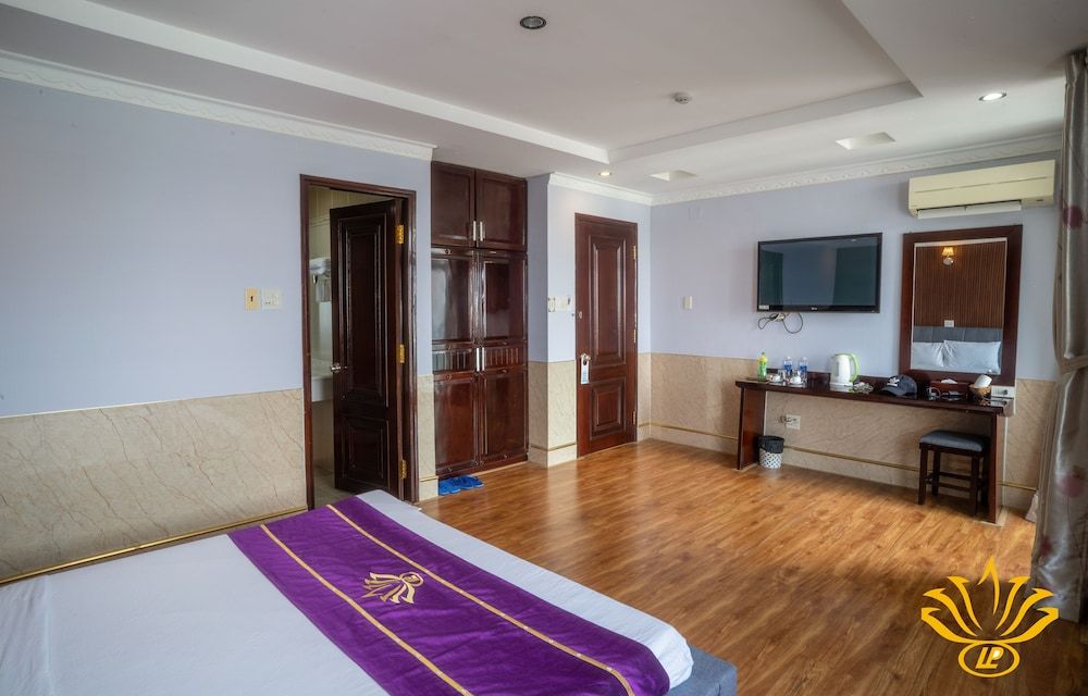 Linh Phuong 3 Hotel Deluxe Room, City View 5