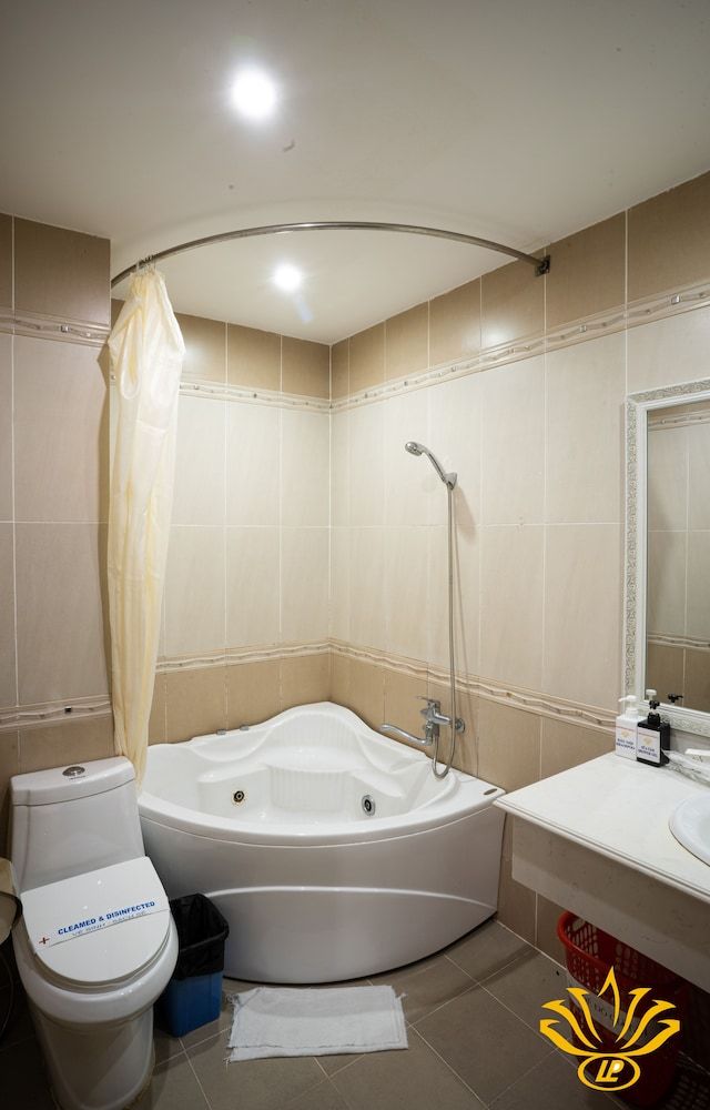 Linh Phuong 3 Hotel Deluxe Room, City View 7