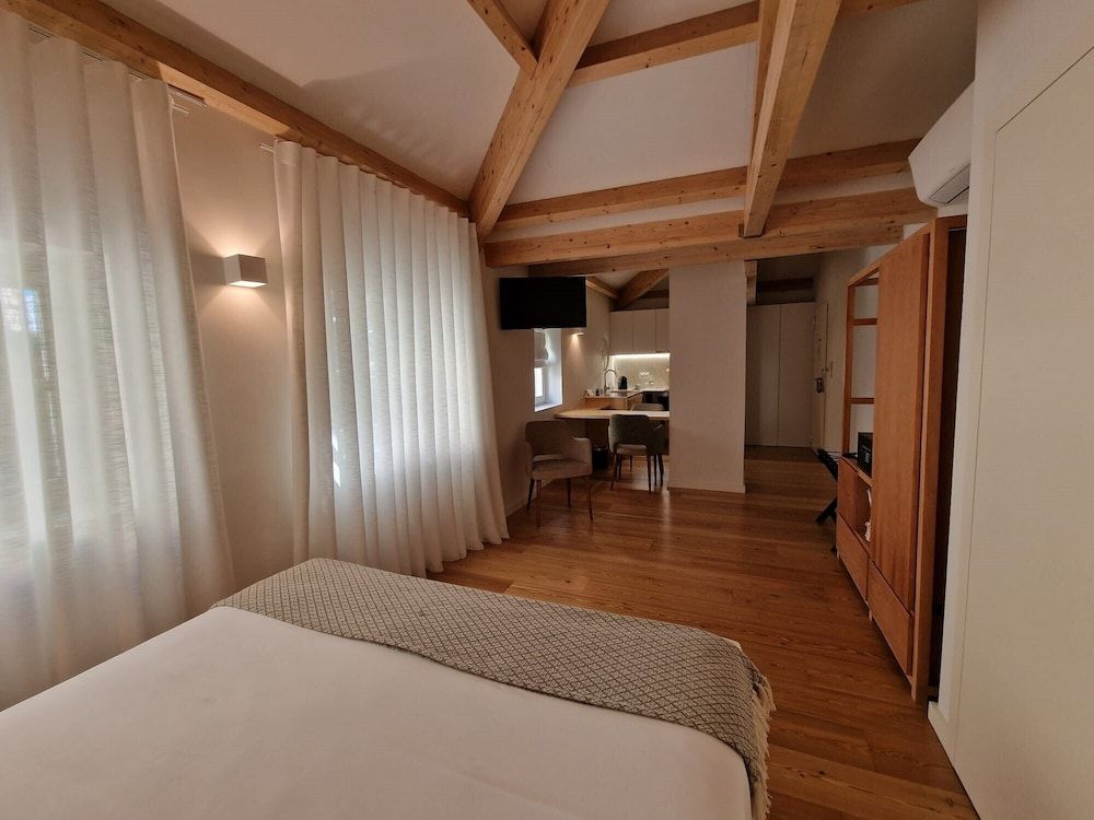 Porta Nobre Boutique Hotel by Aspasios Deluxe Triple Room 8