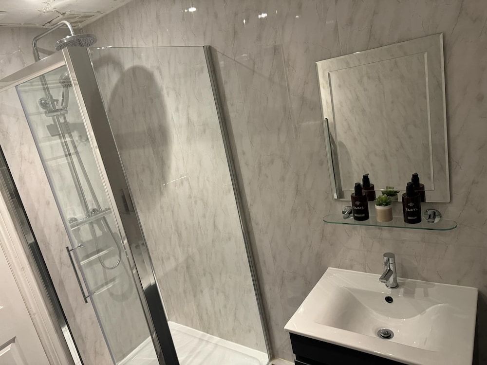 The Fountain Inn Double Room, Ensuite (Rooms 1,3 & 5) 3