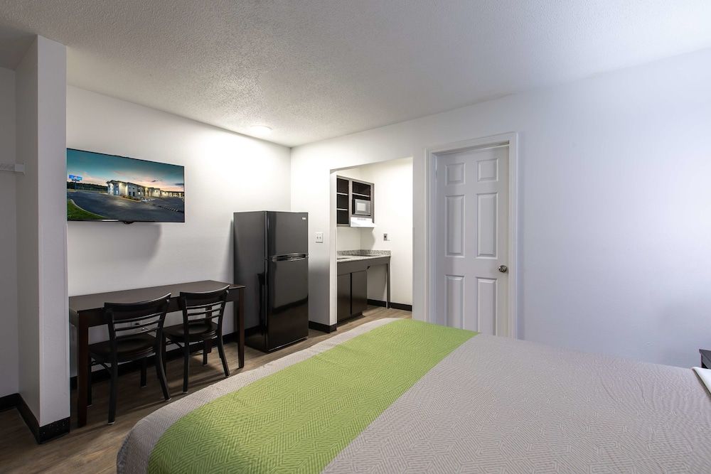 Deluxe Room, 1 Queen Bed, Non Smoking, Kitchenette