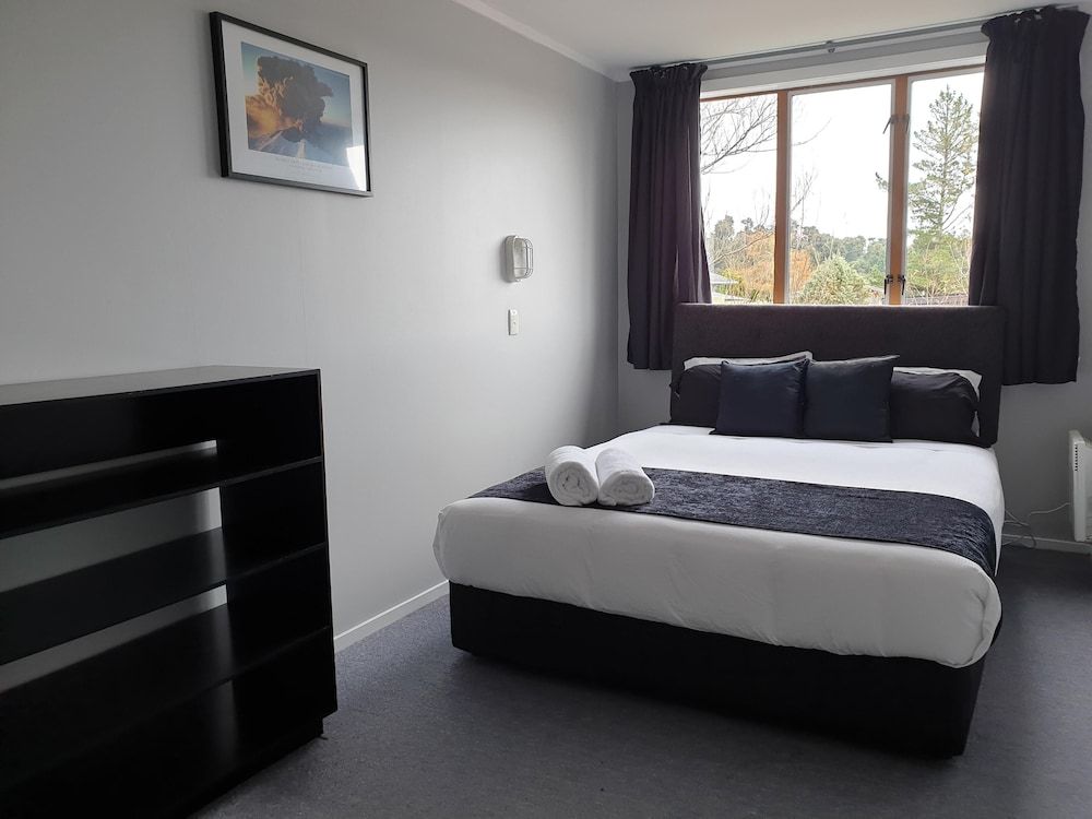 Manowhenua Lodge - Hostel Double Room, 1 Queen Bed, Shared Bathroom 2